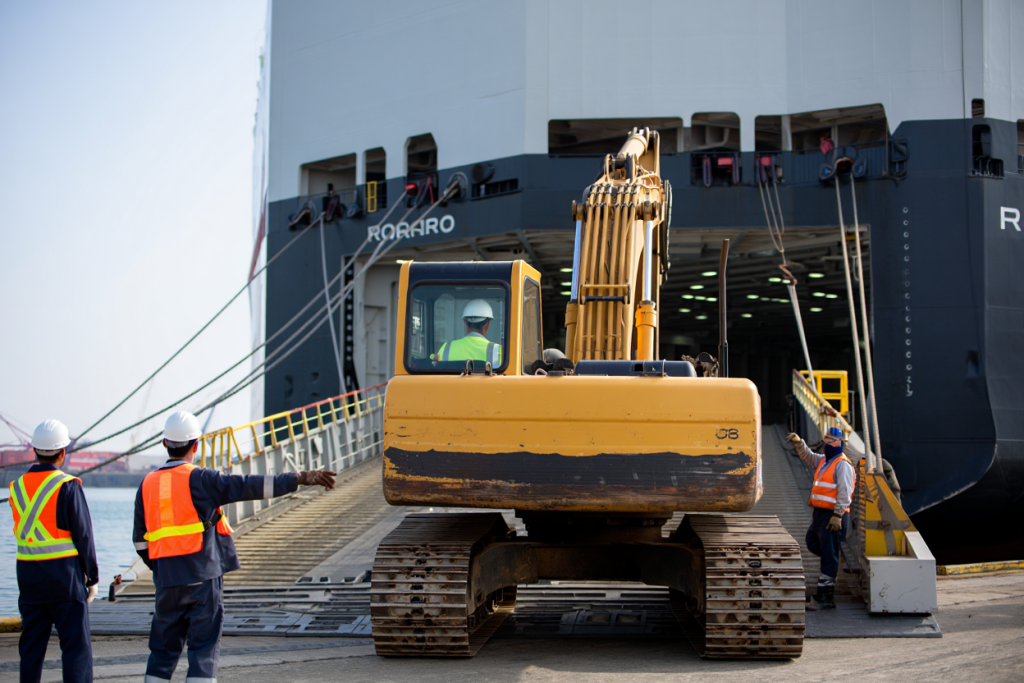 Baumaschinen international verschiffen: Der RoRo-Praxisguide